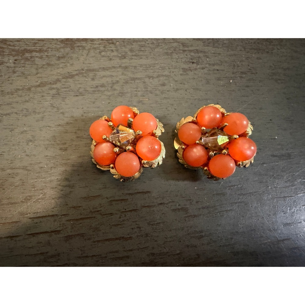 Vintage Gold Tone Orange Moonglow Faux Coral Cluster Clip On Earrings 1 Inch